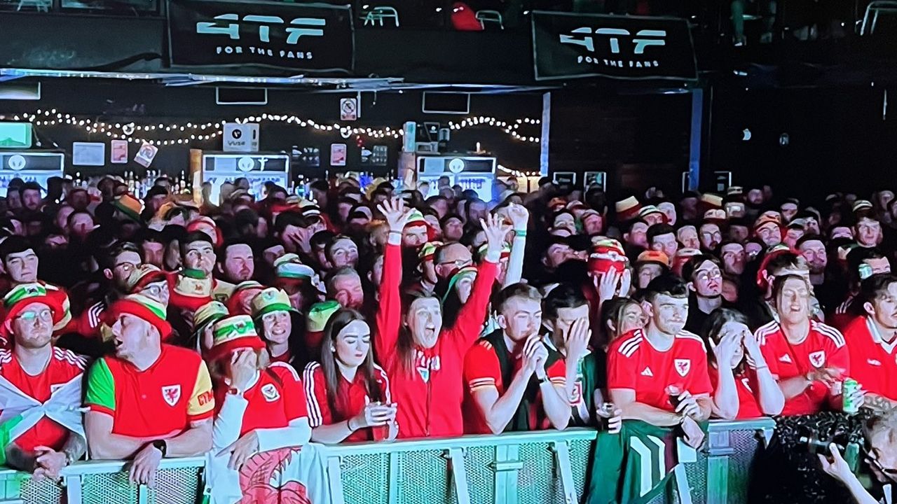 Momen Fans Inggris Rayakan Kemenangan di Tengah Kerumunan Penggemar Wales, Netizen: Semoga Dia Berhasil Keluar Hidup-Hidup