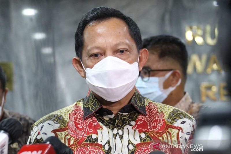 Cek Fakta: Mendagri Tito dan Puluhan Polisi Turun Tangan, Munarman Bebas