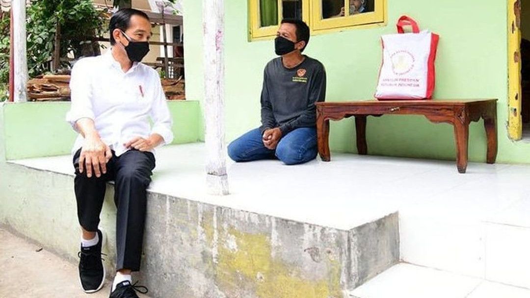 Aksi Jokowi Lesehan di Teras Rumah Warga Cirebon, Ingatkan Disiplin Protokol Kesehatan