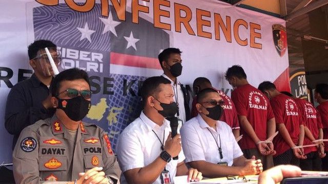 Sakit Hati Diputusin, Empat Pria di Lampung Ini Sebar Video Asusila Pacarnya ke Media Sosial dan Orangtuanya