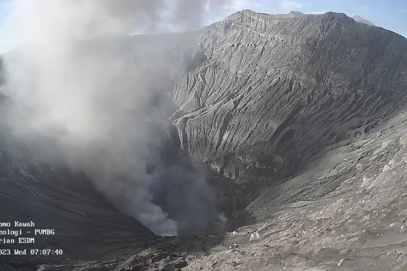 Gunung Bromo Keluarkan Asap Putih dan Kelabu, PVMBG Sebut Gejala Awal Erupsi
