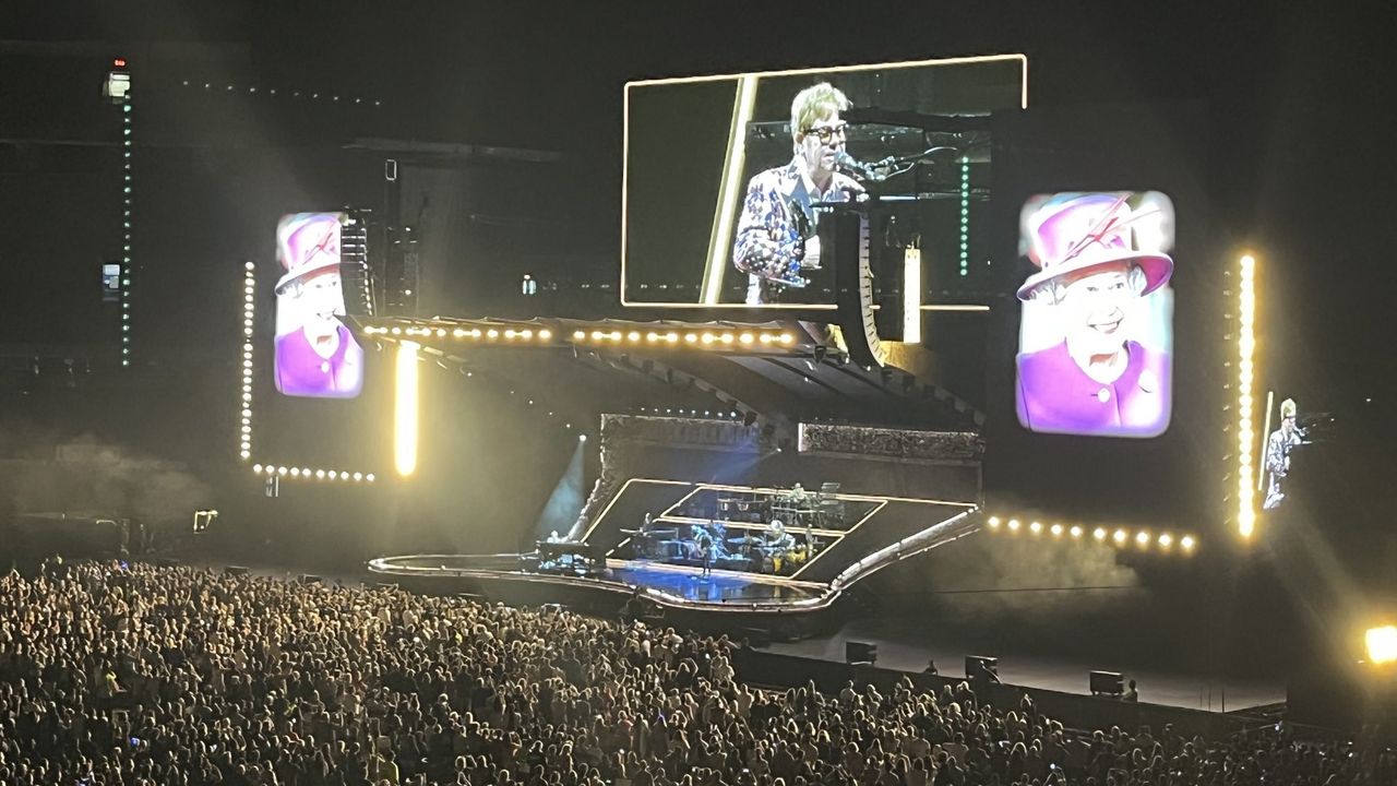 Beri Penghormatan Terakhir untuk Ratu Elizabeth II, Elton John di Tengah Konser: Dia Memimpin dengan Rahmat, Sopan, dan Tulus
