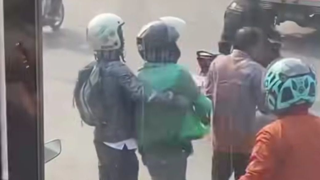 Ojol Hajar Sopir TransJakarta Gegara Tak Terima Diklakson di Jakbar, Polisi Turun Tangan