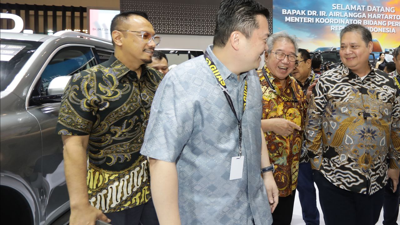 Kunjungi GIIAS 2024, Menteri Airlangga Diperkenalkan Kendaraan Energi Baru GWM Discovery Hub