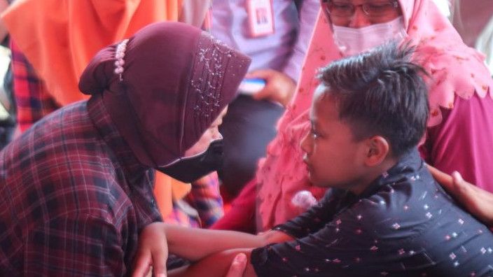 Aksi Mensos Risma Hibur Anak Pengungsi Bencana Gunung Semeru: Kalian Harus Semangat, Tak Boleh Bersedih Terus