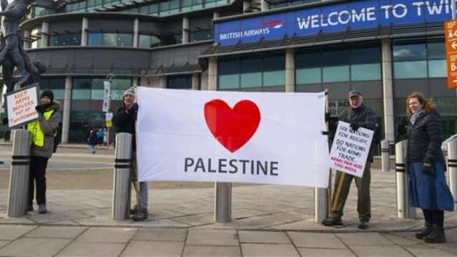 Gelar Pameran Senjata yang Dijual ke Israel, Stadion Rugbi Twickenham di London Didemo Warga