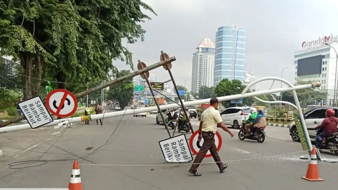 Tersangkut Kabel dan Rem Blong, Truk Trailer Tabrak Tiang di Cilandak