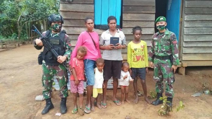 Aksi Prajurit TNI Bagi-Bagi Alkitab di Pedalaman Merauke Papua