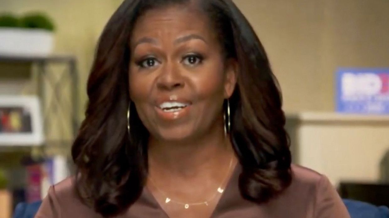 Kalung 'Vote' Michelle Obama Viral Jelang Pilpres AS