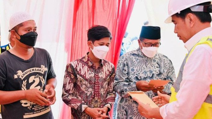 Jokowi Temui Warga yang Berdemo Saat Peresmian Tol Semarang-Demak