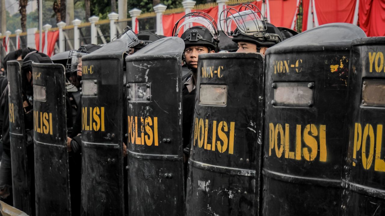 Tak Suka Dirazia, Warga di Bengkulu Lawan Polisi Berpistol dengan Pisau, Kacau!