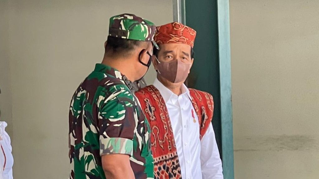 Momen Jokowi Berbincang Serius dengan Kepala BAIS TNI Joni Supriyanto di NTT, Ada Apa?