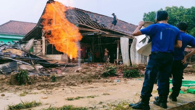 Sumur di Sampang Semburkan Gas Api hingga Bakar Rumah, BPBD Sampang Evakuasi Korban