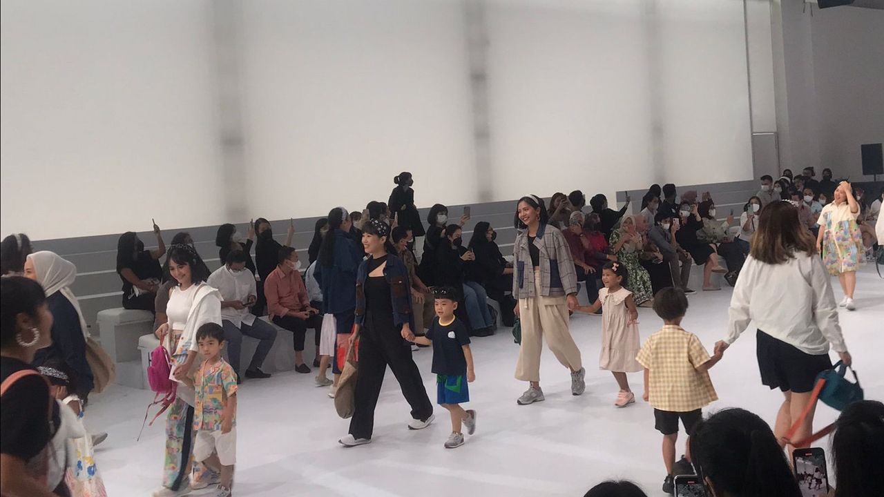 Runway Jakarta Fashion Week 2023, COTTONINK Hadirkan Koleksi Busana untuk Ibu Muda dan Anak Konsep Gaya Kasual