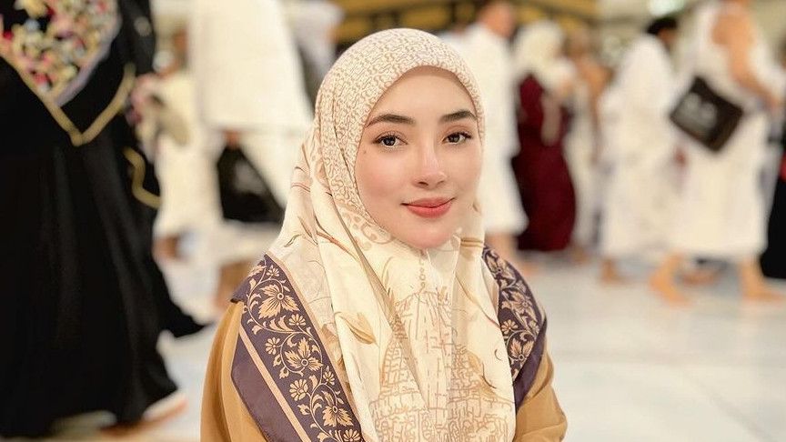 Dihujat Gegara Naik Koper Listrik Saat Umrah, Selebgram Shella Saukia Disumpahi Lumpuh