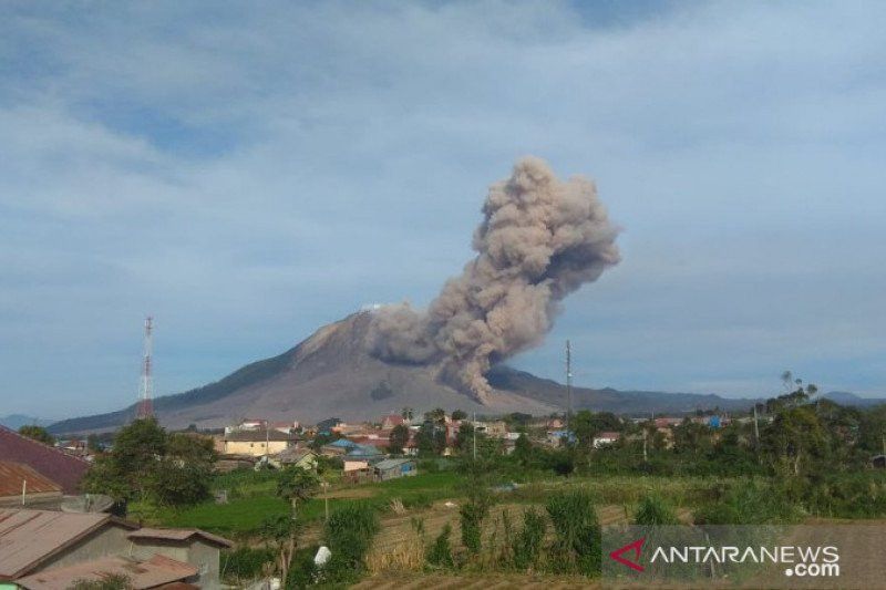 Gunung Sinabung Kembali Luncurkan Awan Panas Sejauh 2.000 Meter