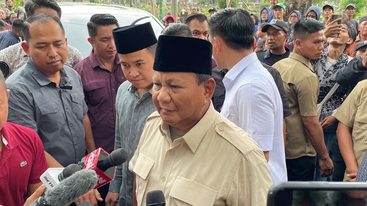 Ditemani Anaknya, Prabowo Ziarah ke Makam Ayah dan Ibunya