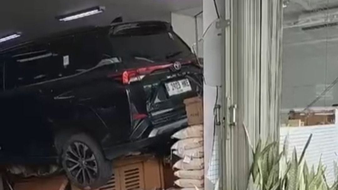 Mobil Oleng Tabrak Toko Buah di Kalideres, Pengemudi Ternyata Perempuan