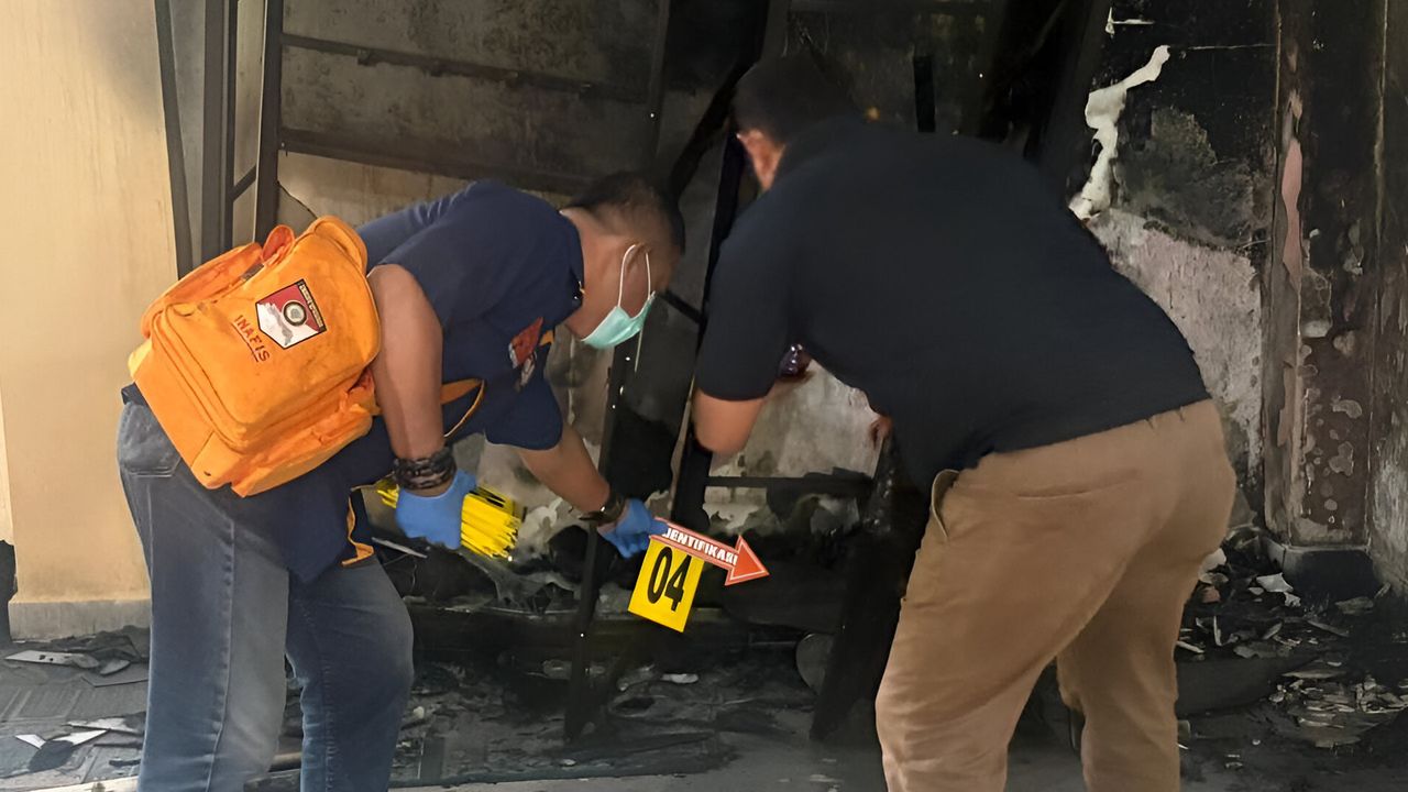 Viral Pria Memakai Mukena dan Masker di Makassar Bakar Masjid, Aksinya Terekam CCTV