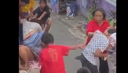 Emak-Emak di Makassar Baku Hantam dalam Gang Seperti Smackdown, Anak Ikut Memukul