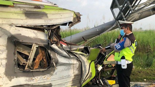 Kecelakaan Maut Bus Tabrak Tiang di Tol Surabaya-Mojokerto, 13 Orang Tewas dan 12 Orang Alami Luka Berat