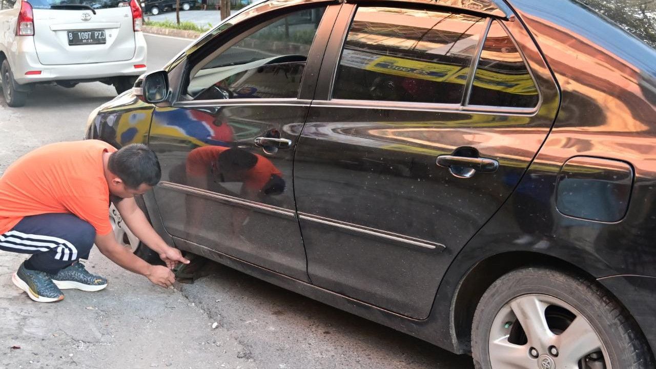 Momen Gubernur Sulsel Sudirman Perbaiki Ban Bocor dari Mobil Ibu-Ibu Sewaktu Jalan Pagi