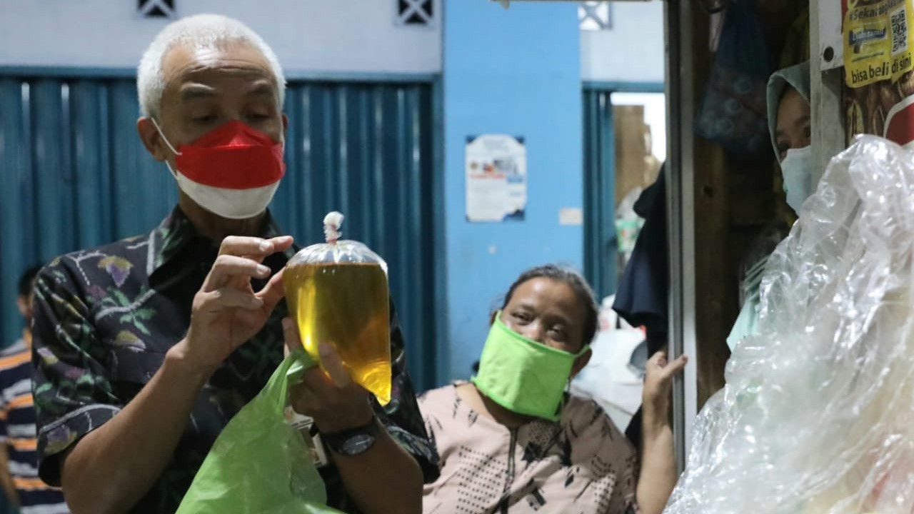 Aksi Ganjar Ngamuk Gara-Gara Pasokan Minyak Goreng Terlambat Datang di Semarang