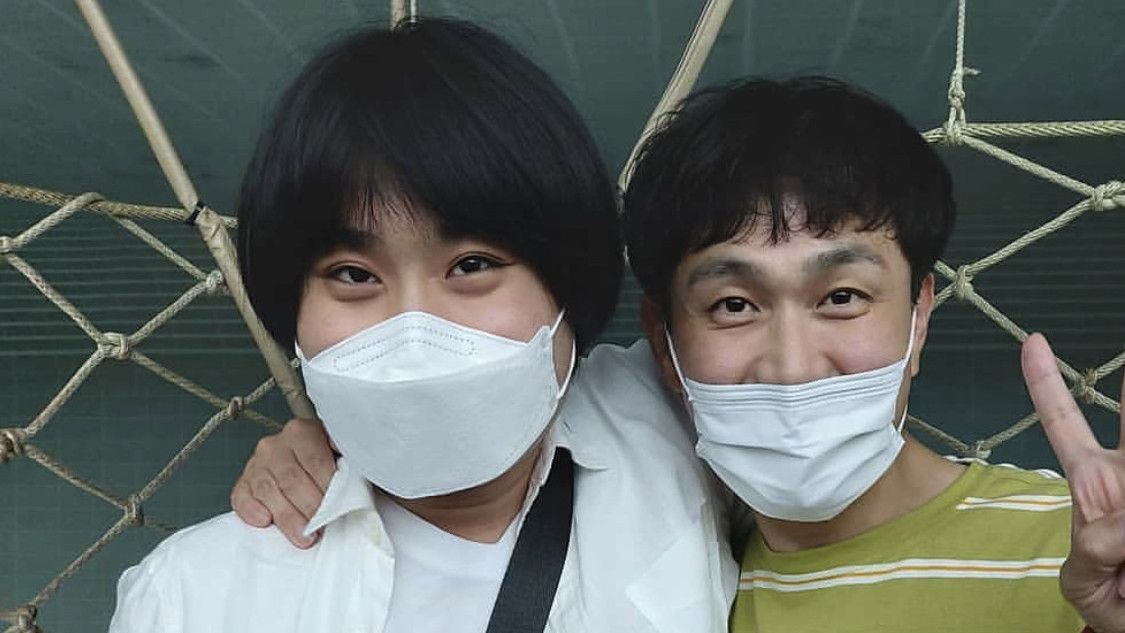 Oh Jung Se 'Kencan' Bareng Fan Disabilitas di Taman Bermain