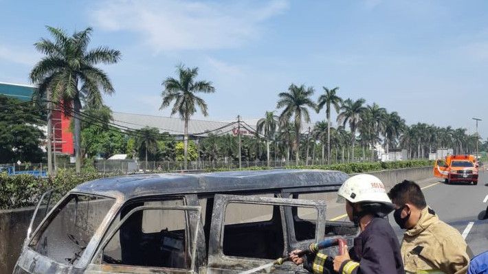 Astaga, Mobil Minibus Terbakar di Tol Tangerang-Merak
