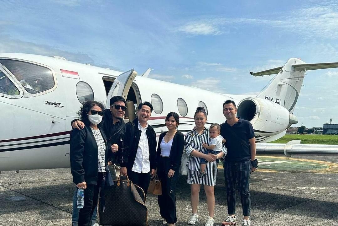 Keluarga Raffi Ahmad naik jet pribadi (Foto: Instagram/@raffinagita1717)