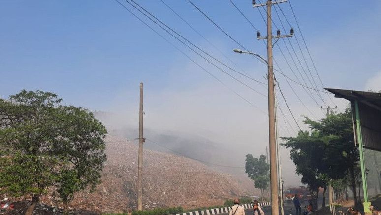TPST Bantergebang Bekasi Terbakar, 12 Unit Mobil Damkar Dikerahkan ke Lokasi