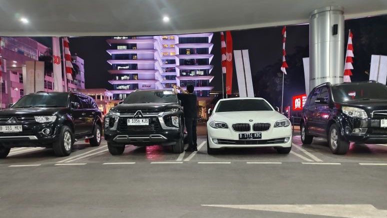 Penampakan Deretan Mobil Mewah Milik Tersangka Riza Chalid yang Disita Kejagung