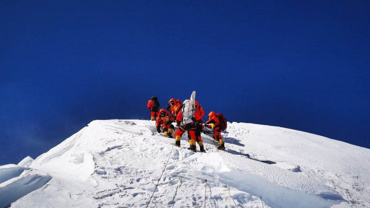 Puncak Tertinggi Gunung Everest Bertambah 1 Meter, Kok Bisa?