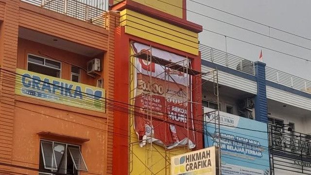 Buruh di Sukabumi Kesetrum Usai Pasang Plang Iklan di Ruko Tiga Lantai, Tragis