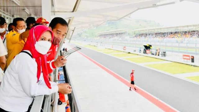 Momen Jokowi dan Iriana Nonton MotoGP di Sirkuit Mandalika, Sapa Penonton di Tribun
