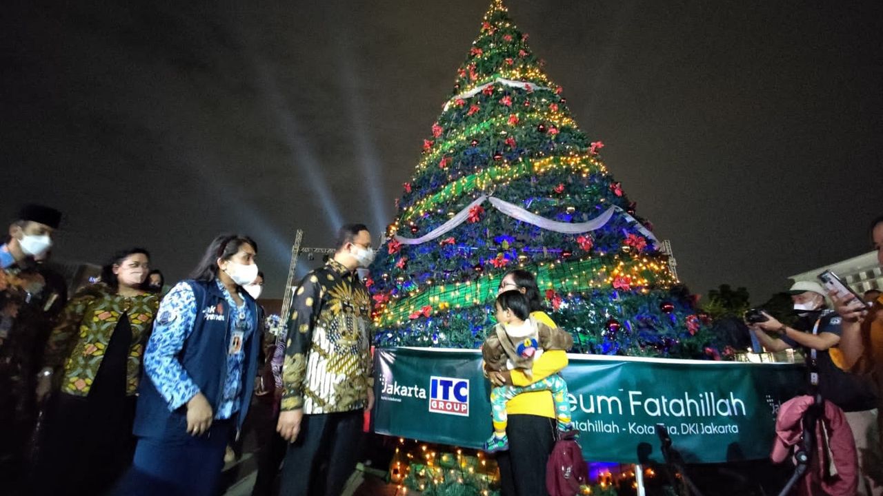 Dekat Pohon Natal, Anies Baswedan ke Warga: Selamat Menikmati Christmas in Jakarta