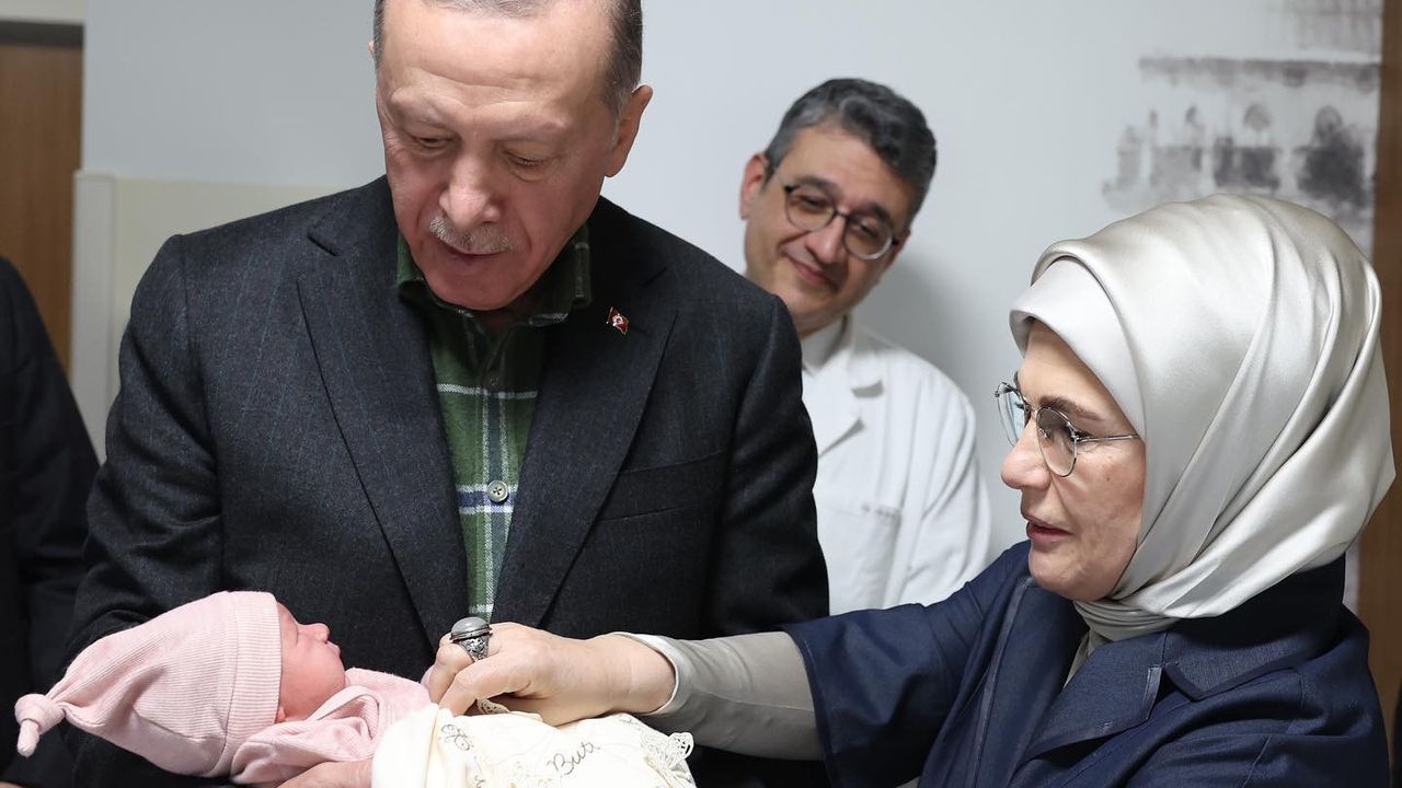 Momen Erdogan Azan di Telinga Bayi yang Lahir dari Rahim Ibu Korban Gempa Turki