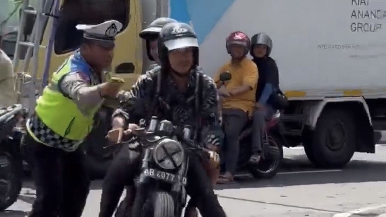 Detik-Detik Polisi Nyaris Terseret Aspal Saat Razia Motor Brong