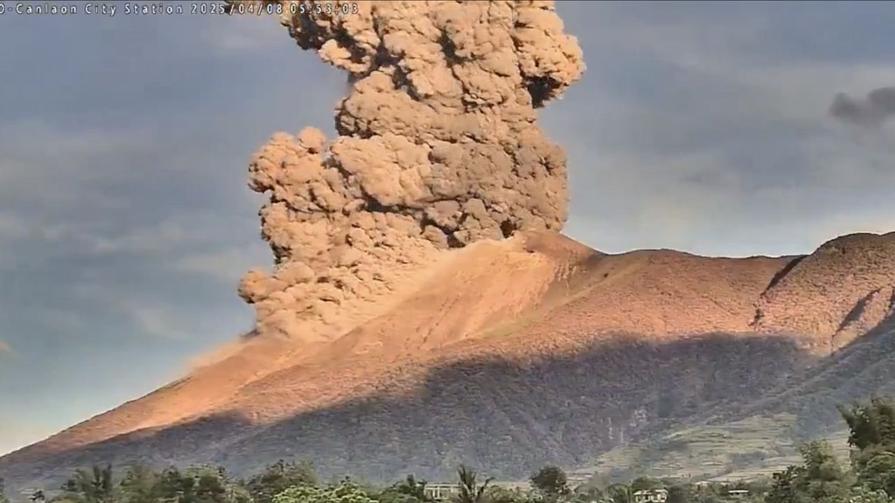 Detik-Detik Gunung Berapi di Filipina Meletus, Muntahkan Gumpalan Abu Setinggi 4.000 Meter