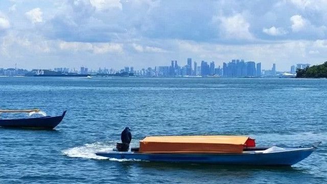 Serunya Menunggu Berbuka Puasa Sambil Lihat Pemandangan Singapura dari Seberang di Pulau Belakang Padang