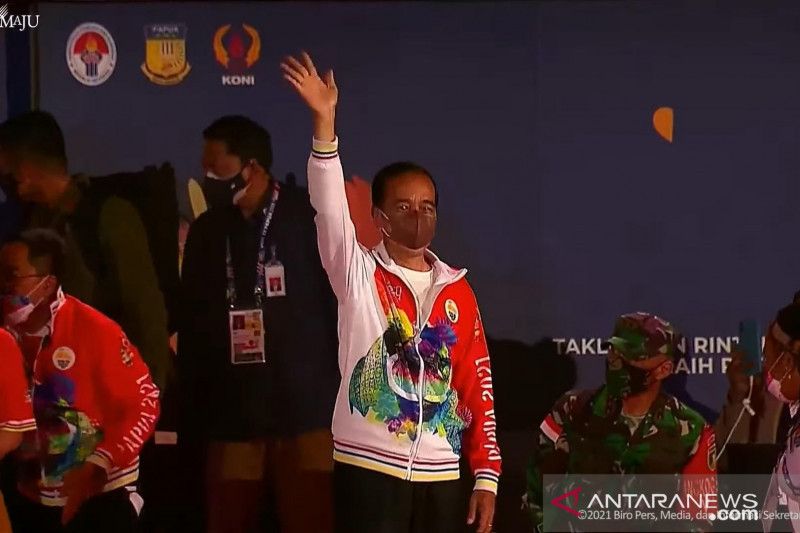 Pakai Jaket Berwarna Cerah dan Lambaikan Tangan, Jokowi Resmi Buka PON XX Papua