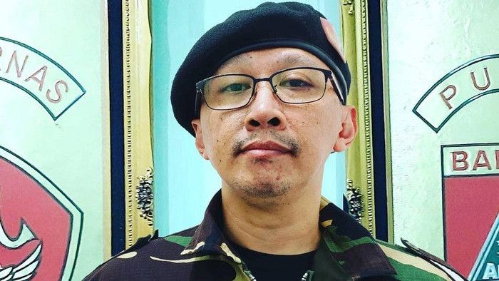 Ikuti Anies, Abu Janda Pergi ke Klenteng, Pegang Dupa sambil Singgung Kadal Tonggos