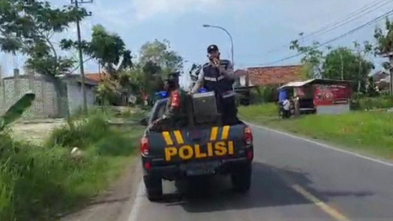 TNI dan Polisi Patroli Naik Mobil di Bangkalan, Larang Warga Keluar Rumah