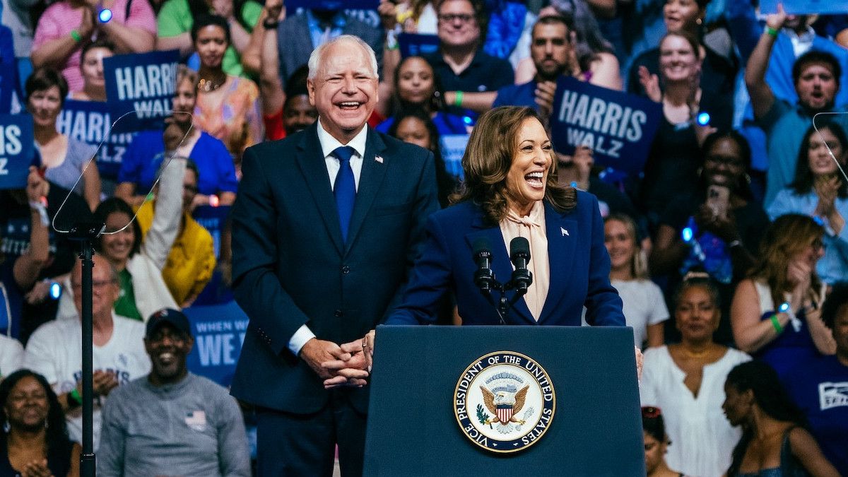 Kampanye Perdana Bareng Kamala Harris, Tim Walz Caci Maki Donald Trump: Dia Menghancurkan Ekonomi Kita!