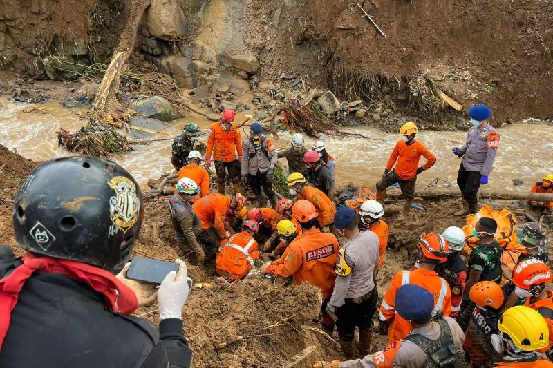 Tim SAR Temukan Jenazah Ibu dan Anak Berpelukan Saat Evakuasi Korban Gempa Cianjur