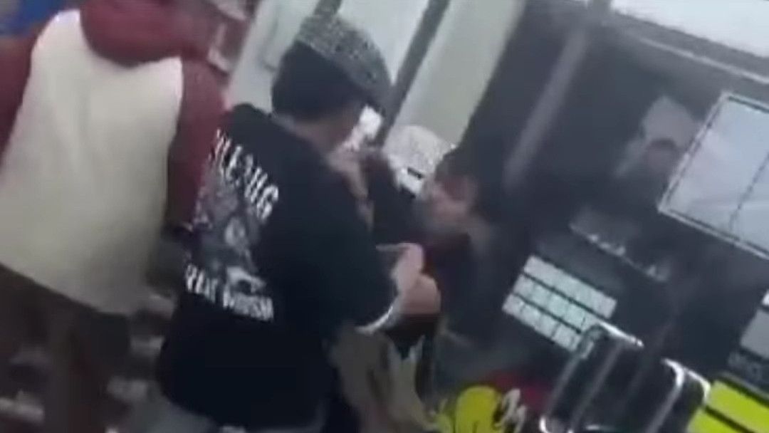 Viral! Gegara Nyelak Antrean di Minimarket, Dua Pemuda Ini Dihajar hingga Dibanting Atlet MMA Rudy Golden Boy