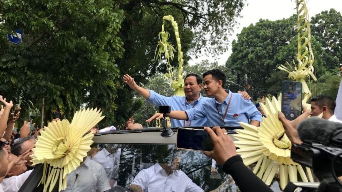 Hadir Debat Perdana Pilpres 2024, Prabowo dan Gibran Naik Mobil Bareng ke KPU RI