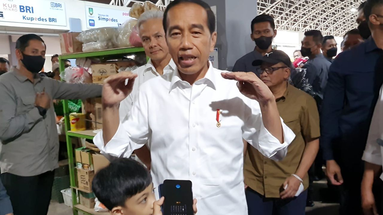 Blusukan ke Pasar Legi Solo, Jokowi Ditemani Jan Ethes dan Ganjar