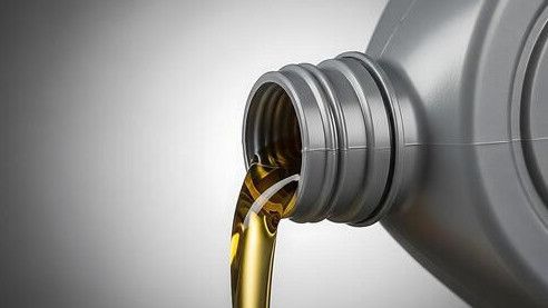 Viral Bapak-Bapak Berbaju Koko Minum Oli di Makassar, MUI: Haram!