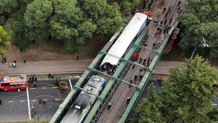 Kereta Penumpang Tabrakan dengan Lokomotif di Buenos Aires, Puluhan Orang Terluka